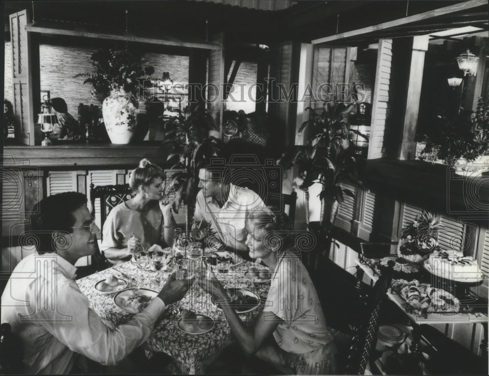 1984 Press Photo Customers at Lokelani Room of Maui Marriott Resort - Historic Images