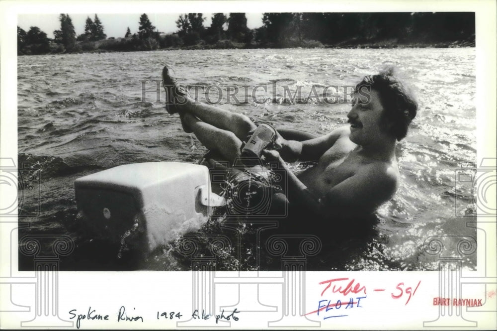 1984 Press Photo Floating on innertubes on the Spokane River to beat the heat - Historic Images