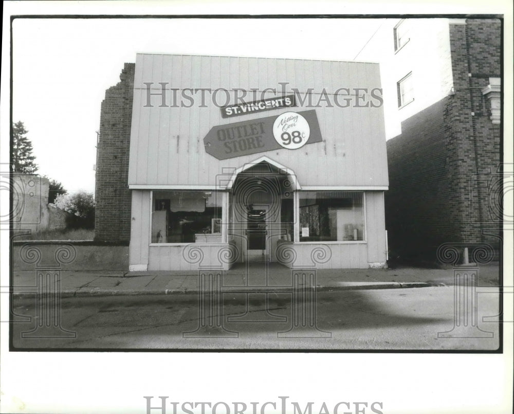 1991 Press Photo St Vincent DePaul&#39;s Outlet Store in Hillyard - Historic Images