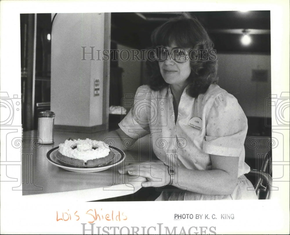 1988 Press Photo Lois Shields is co-owner of Waffle Masters with her husband Tom - Historic Images