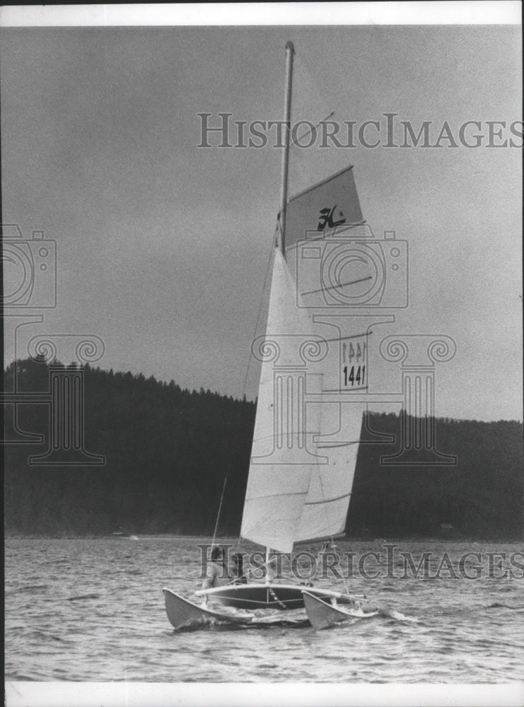 1973 Press Photo Two men in sailboat - Historic Images