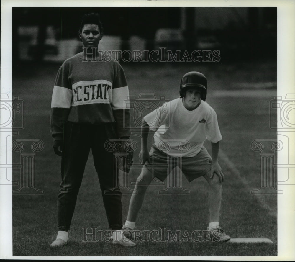 1989 Press Photo NeeCole London and Aaron Finley play softball, Evergreen School - Historic Images