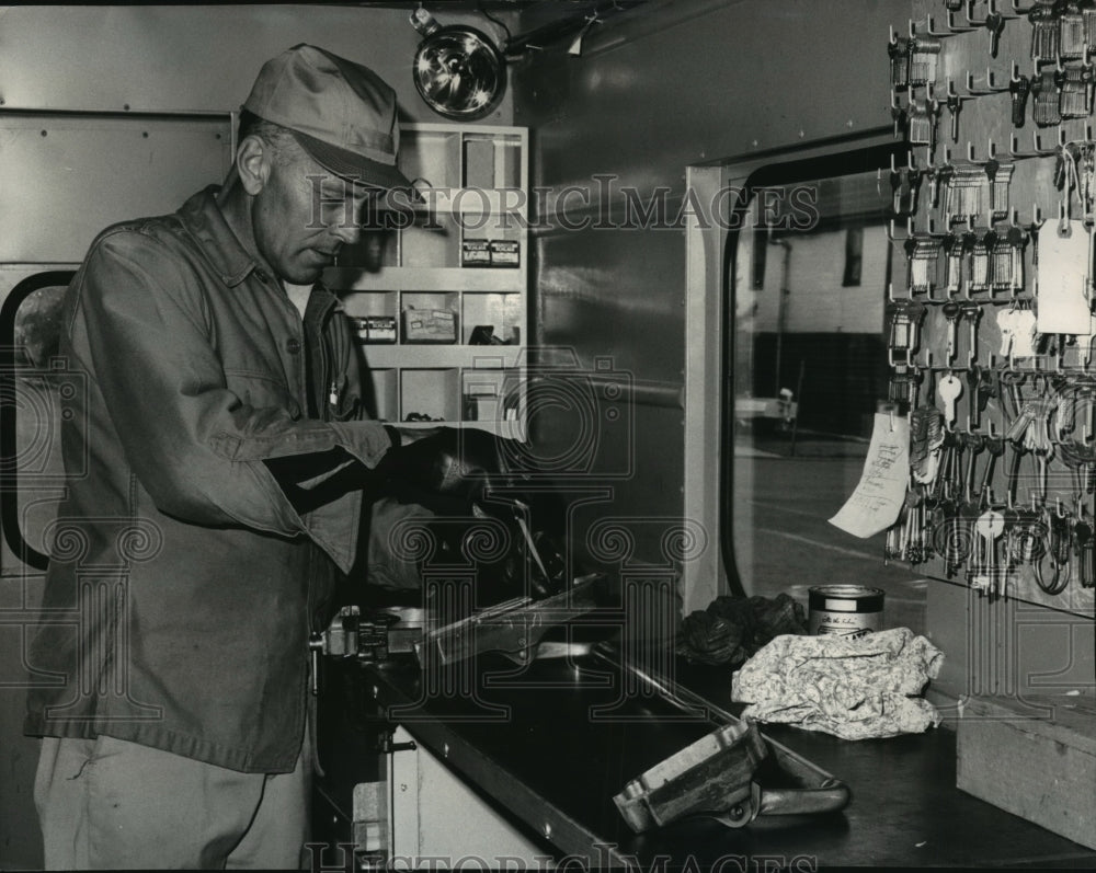1964 Press Photo Charlie R Muench, School District locksmith for Distr