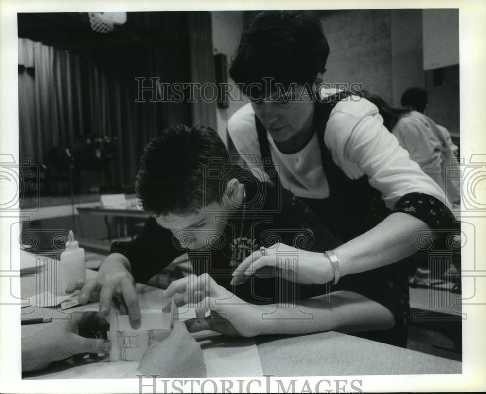 1992 Press Photo Browne Elementary student Austin Griffith get help in class - Historic Images