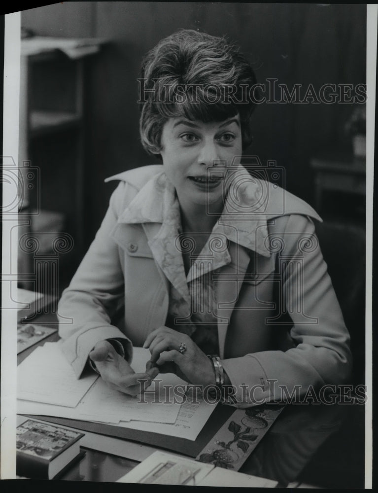 1975 Marilyn McClellan, Manager of School Volunteer Program, Dist 81-Historic Images