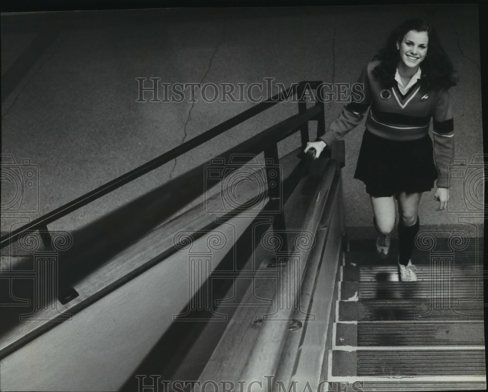 1980 Press Photo Renee S. Kelly stands in stairwell, Lewis and Clark High School - Historic Images