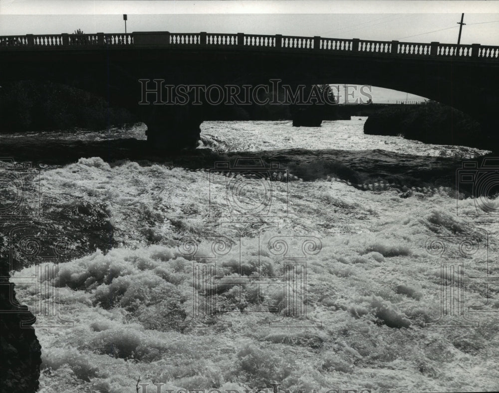 1971 Press Photo Looking upstream at Howard St. Bridge over the Spokane River - Historic Images