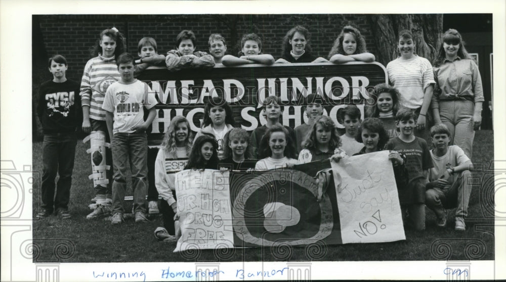 1989 Mead Junior High students show their winning homeroom banner