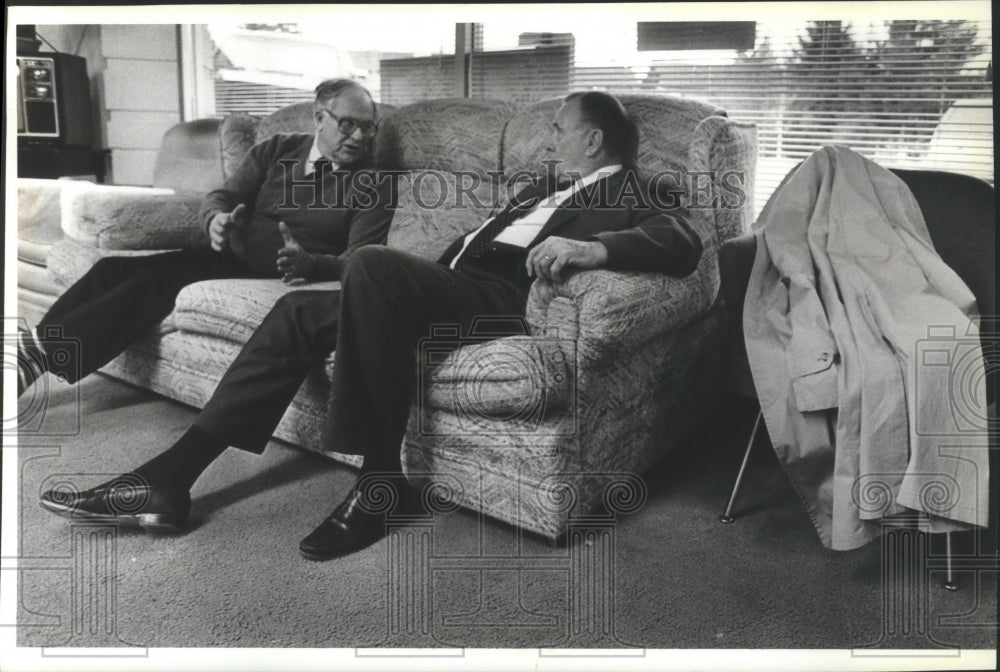 1989 Press Photo South Hill Citizens center trustee Leon Dobson, Pres. Bob Annis - Historic Images