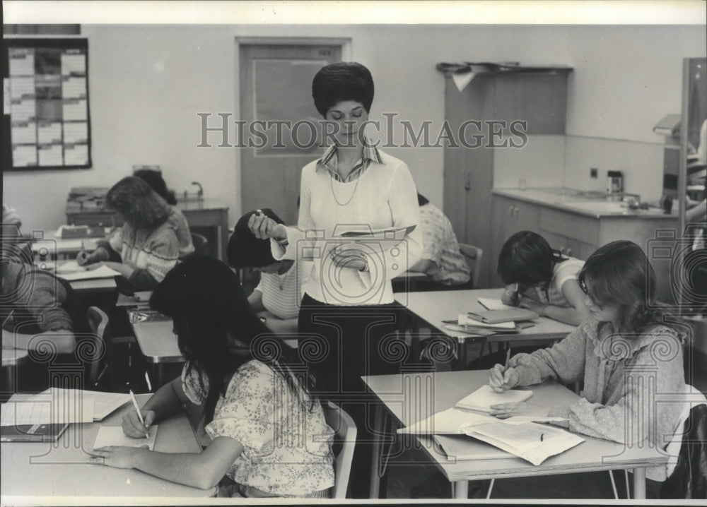 1978 Press Photo Sherry Foss with class at West Valley High School - Historic Images