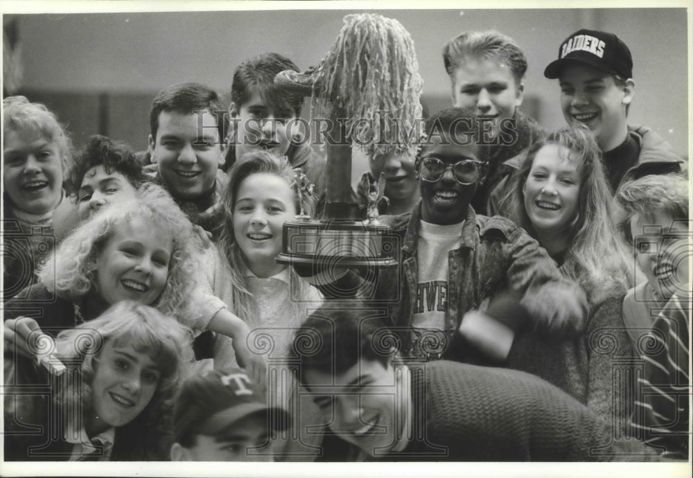 1990 Press Photo University High School students with the Stinky Sneaker Award - Historic Images
