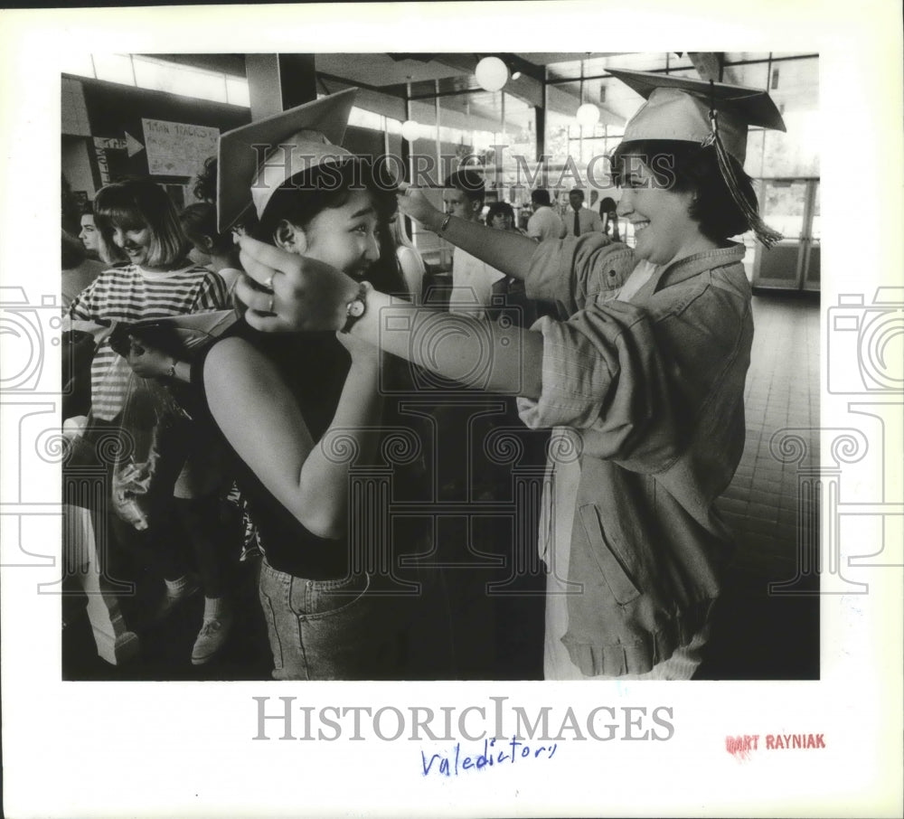 1989 Press Photo Nana Katsuyama, Kirsten Simonson-University High School seniors - Historic Images