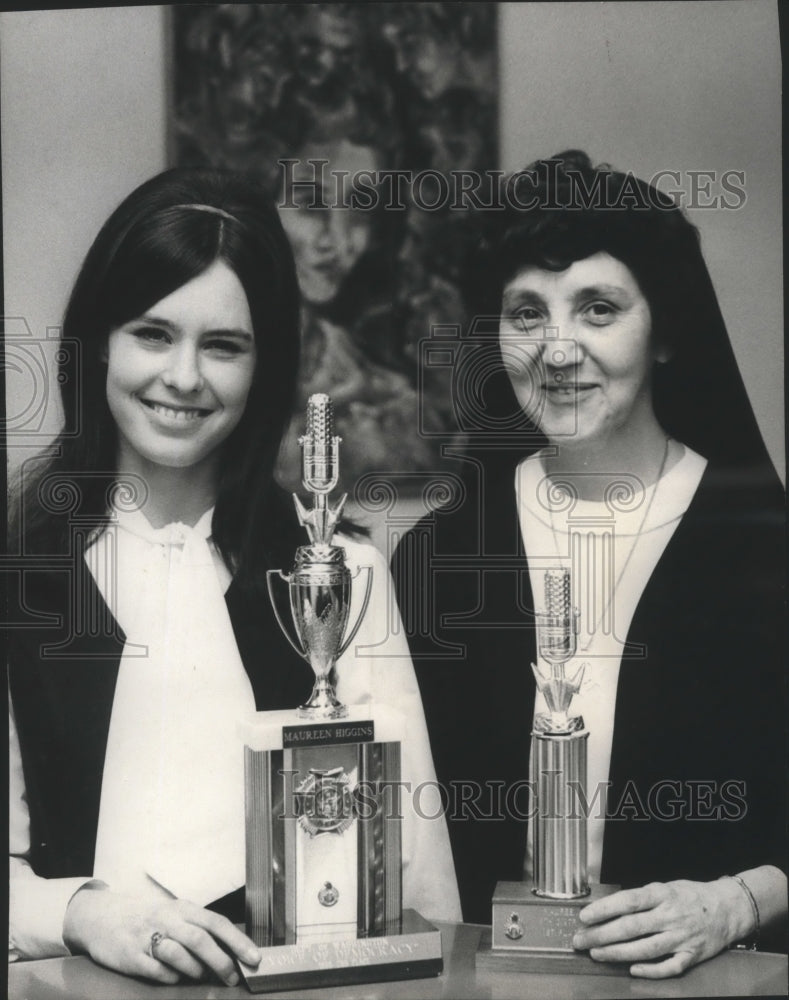 1970 Press Photo Maureen Higgins pose with debate coach at Marycliff School - Historic Images