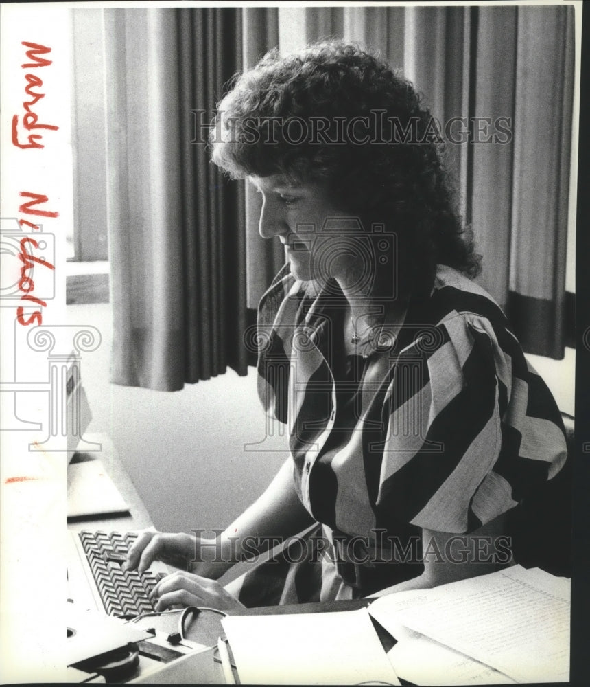 1985 Press Photo Mardy Nichols-secretary works on the computer - Historic Images