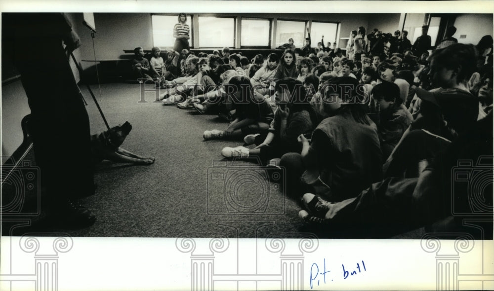 1989 Press Photo Marianne Niemczyk teaches students to interact with dogs - Historic Images