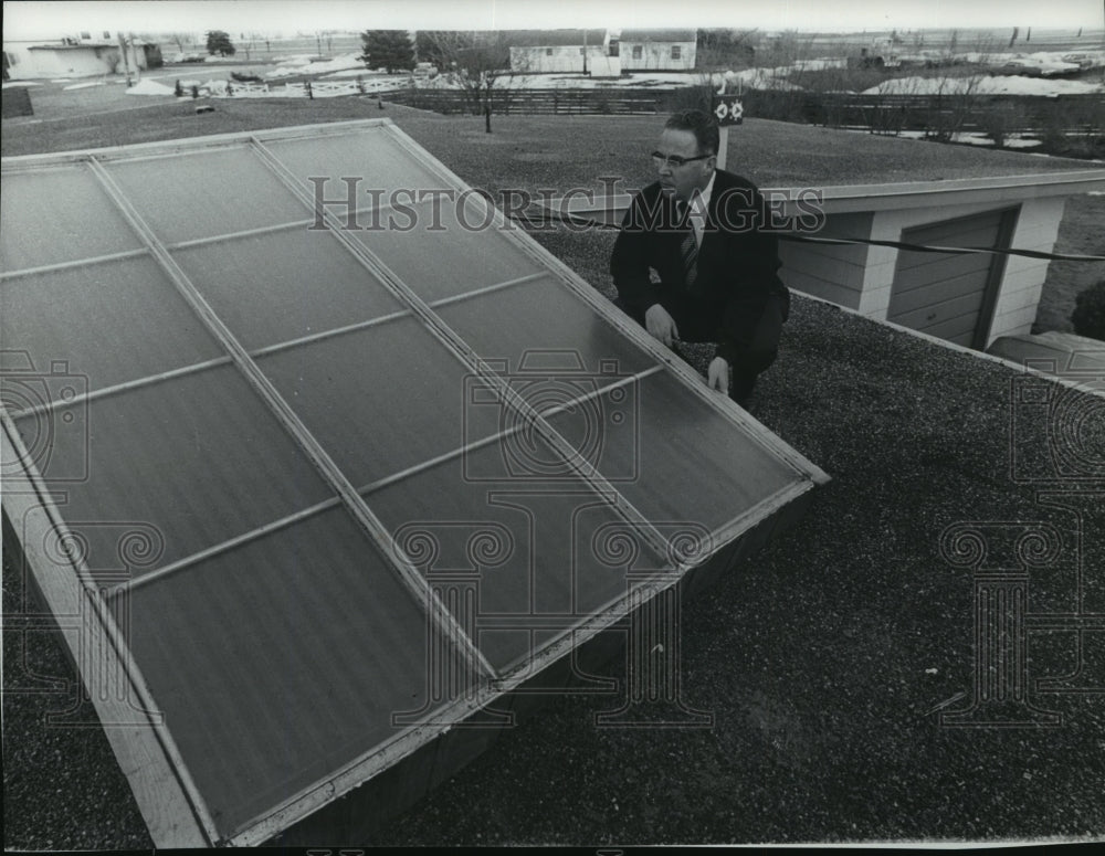 1975 Press Photo Man shows solar panel on rooftop - Historic Images