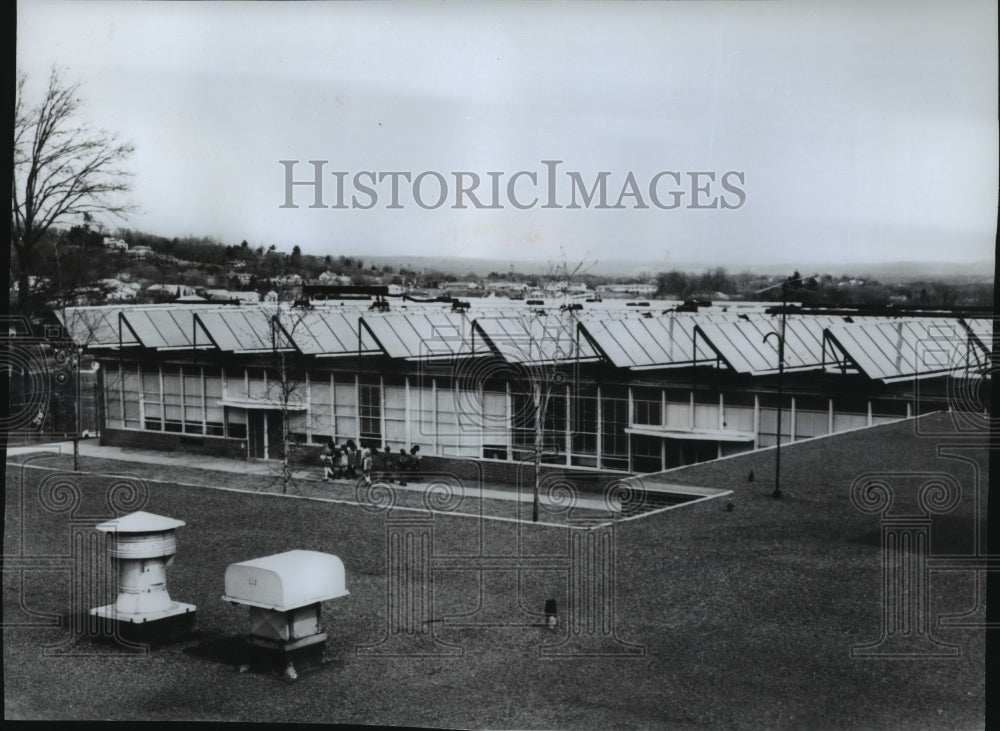 1976 Press Photo Roof-top solar panels on Timonium Elementary School, Baltimore - Historic Images