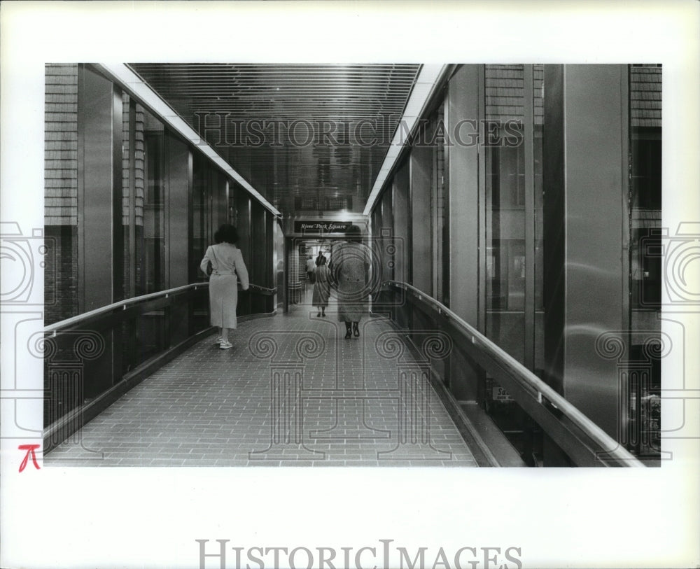 1990 Shoppers pass through the downtown skywalk-Historic Images
