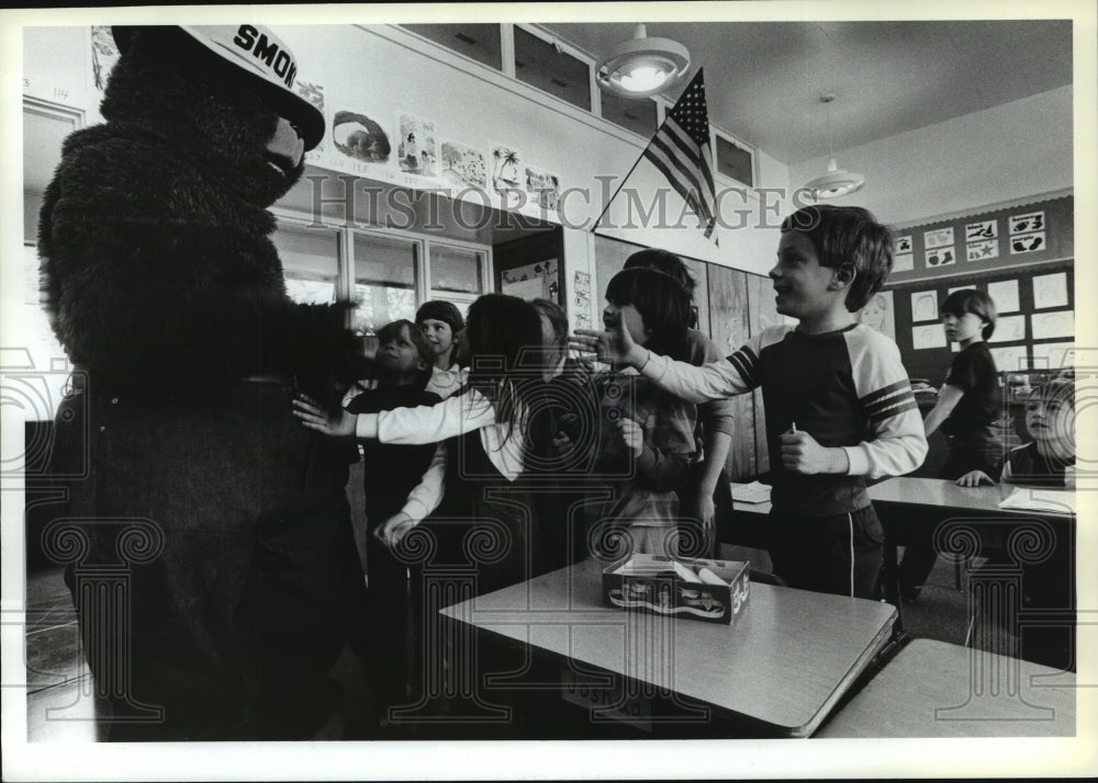 1987 Smokey the Bear interacts with students-Historic Images