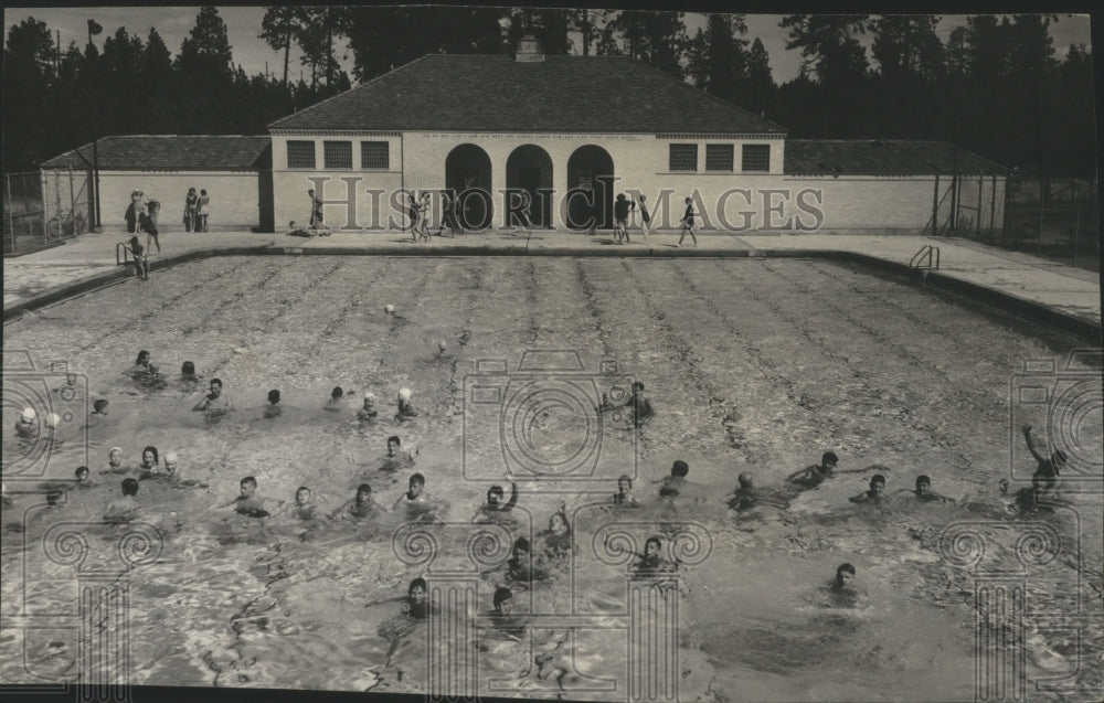 1937 Press Photo Comstock pool, full of swimmers - Historic Images