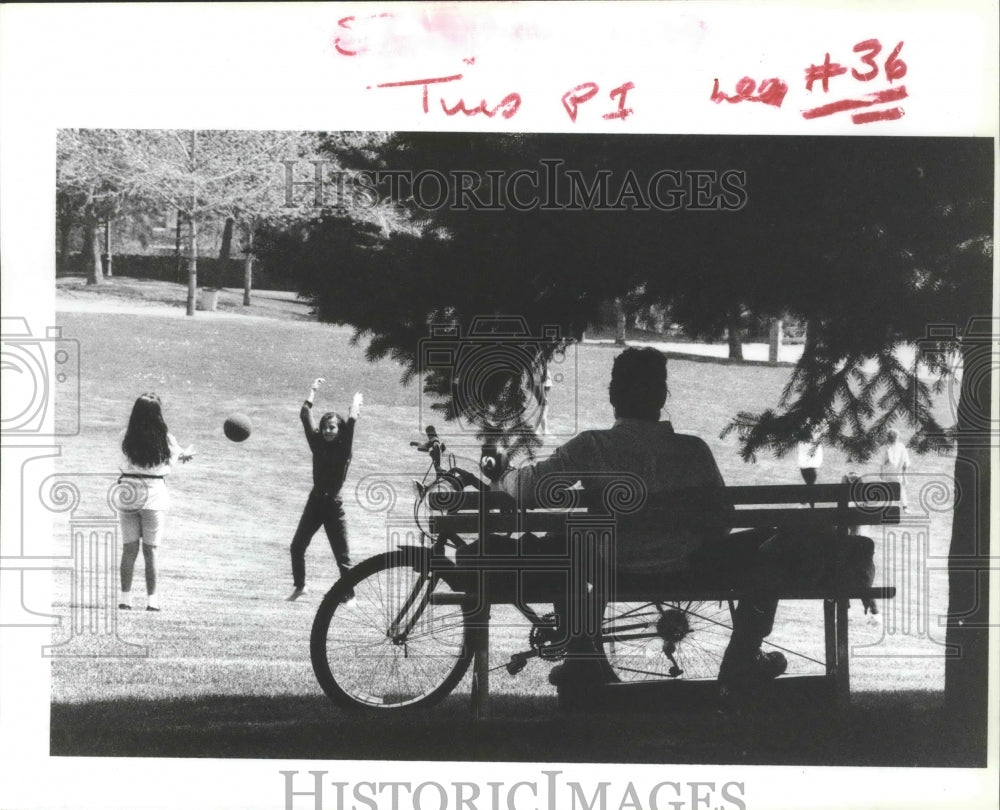 1993 Allen Ray Pennington finds a shady spot in Riverfront Park-Historic Images