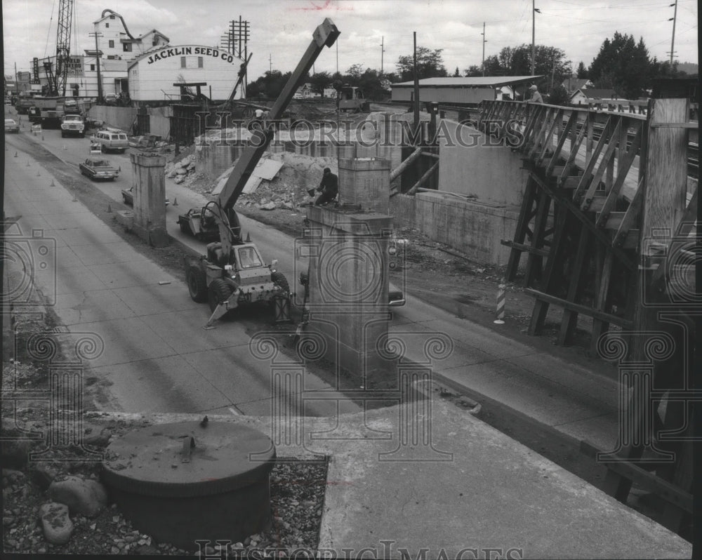 1974 Press Photo Construction on Sprague Avenue spb03475 Historic