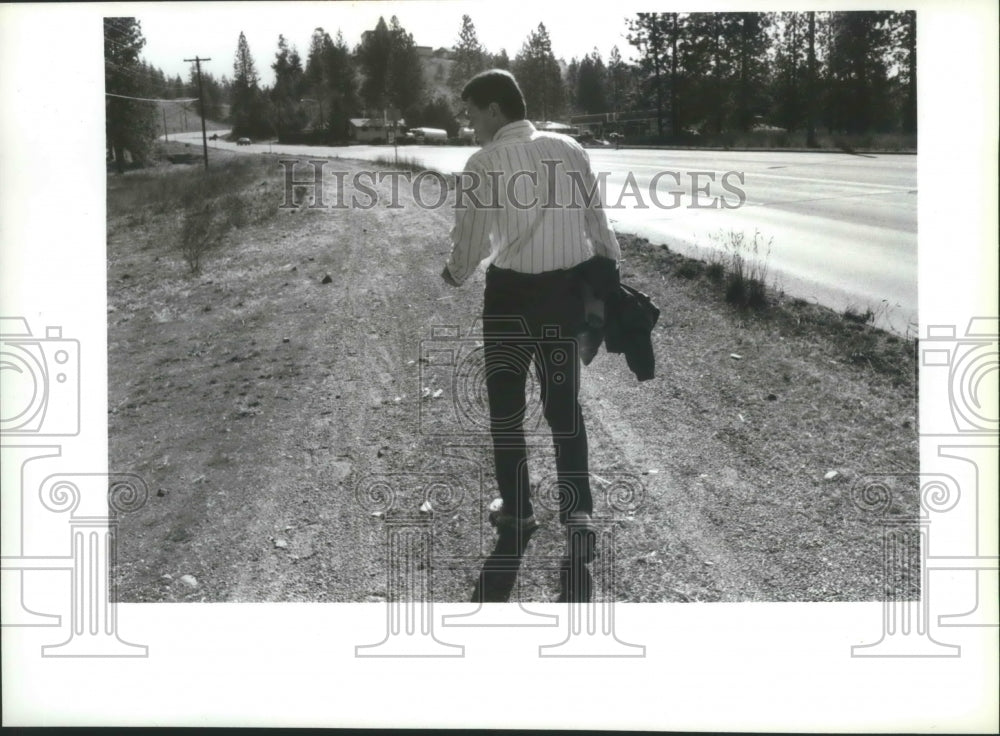1994 Press Photo Bob Loomis walks along Nine Mile Rd near proposed housing site - Historic Images