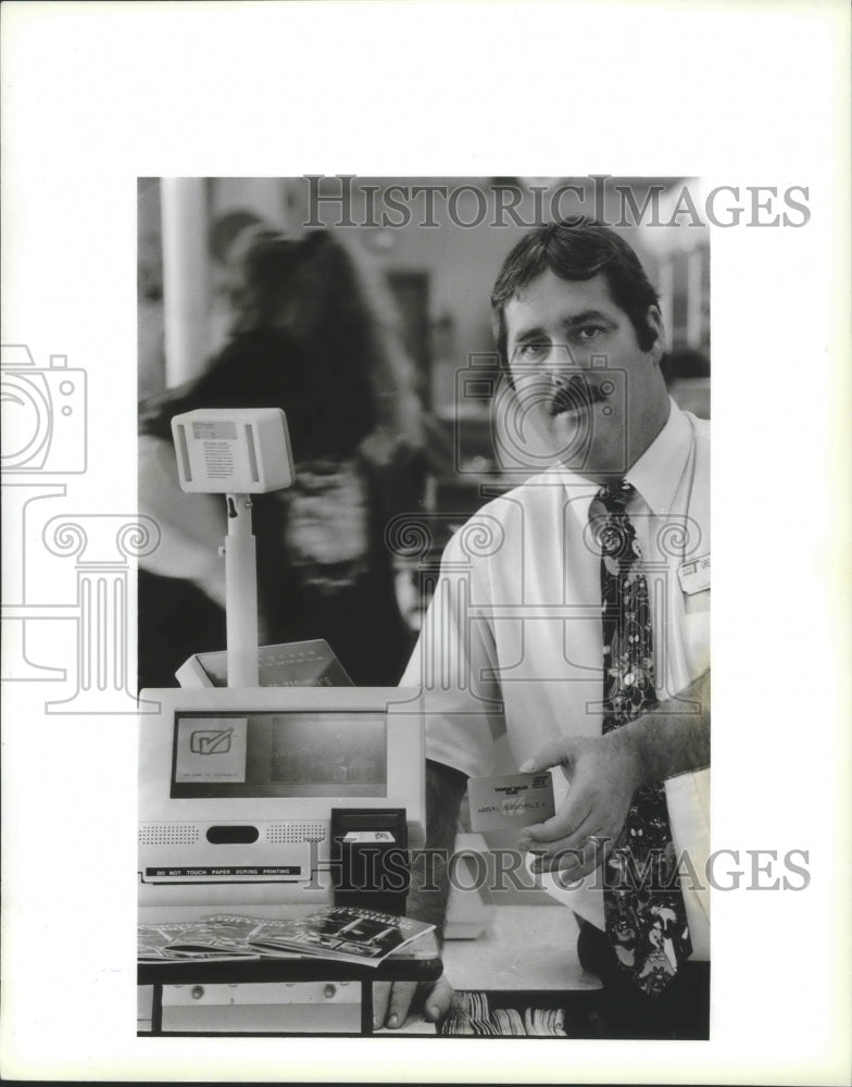 1993 Press Photo Tidyman's mannager Greg Babbit shows Vision card terminal. - Historic Images