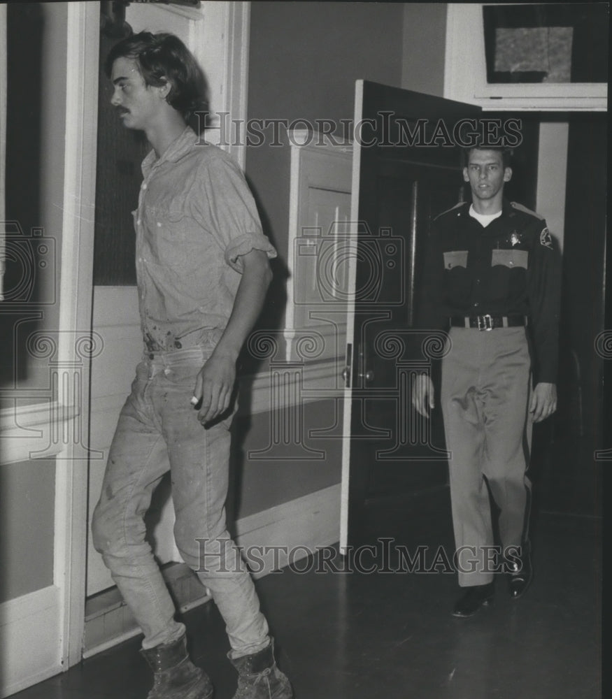 1966 Press Photo Davenport-Dope case defendant leaving court house - Historic Images