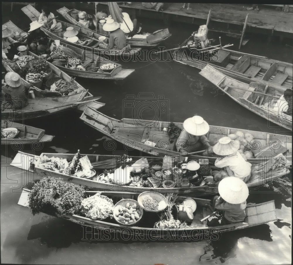 1965 Press Photo Sampans loaded with purchases from the market boats in Thailand - Historic Images