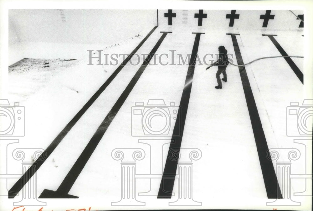 1990 Press Photo Kathy Harvey rinses down the newly painted Hillyard Pool - Historic Images