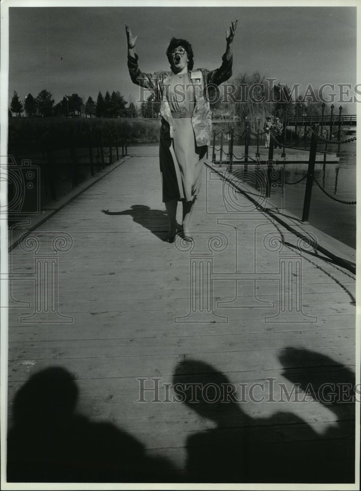 1989 Lori Lytord leads singers to open Sweet Adelines convention