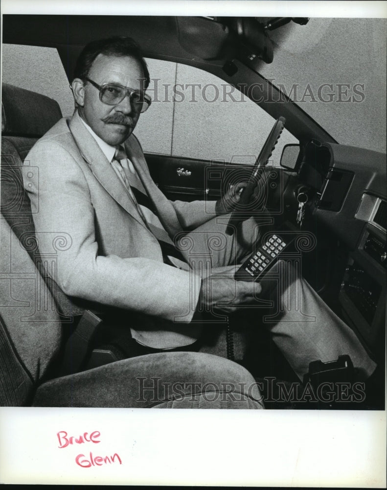 1986 Press Photo Bruce Glenn with Cellular Phone built for automobiles - Historic Images