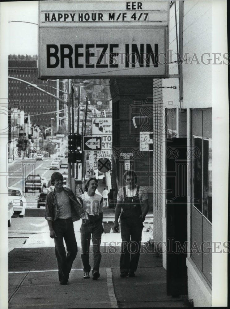1983 Men outside Breeze Inn tavern-Historic Images