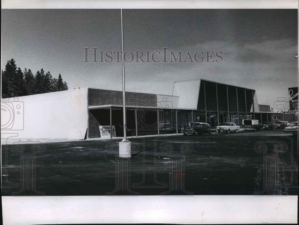 1968 Press Photo Exterior of Taylor Boys Surplus Store - Historic Images
