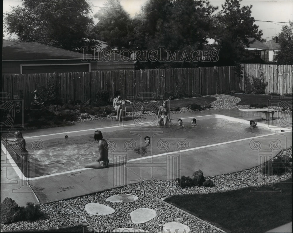 1976 Press Photo Swimming pool of home- Mr. & Mrs. Richard S. Morgan, N5003 Oak-Historic Images