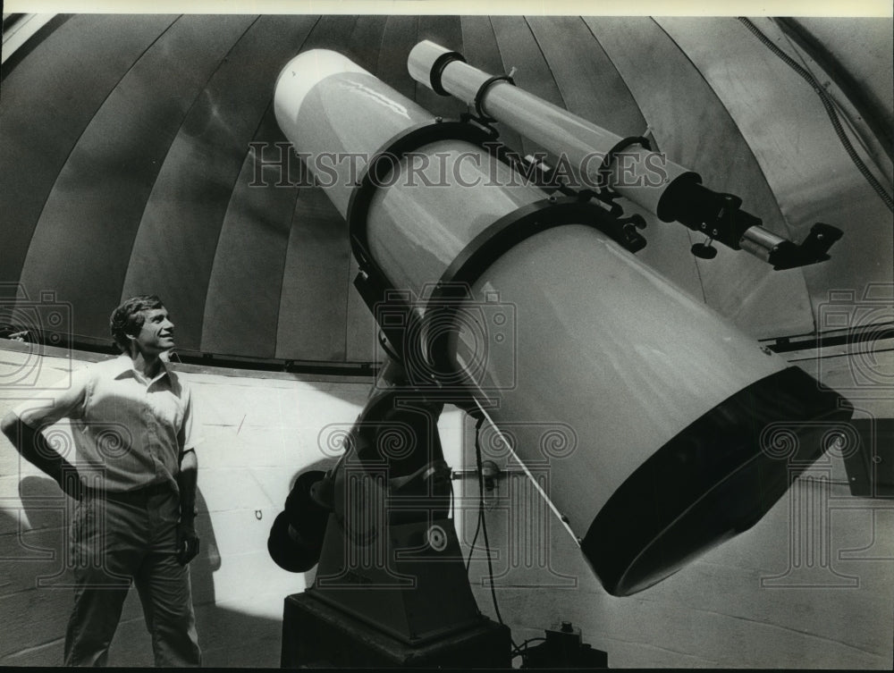 1984 Pat Murphy looks at a giant telescope-Historic Images