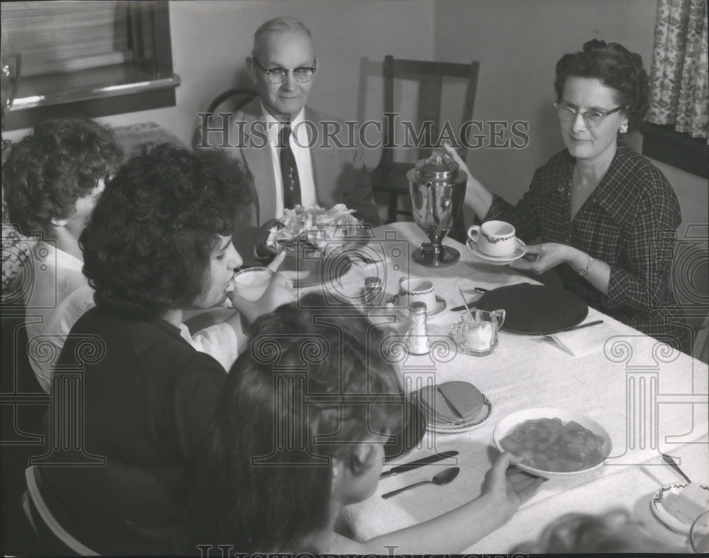 1962 Press Photo Supper time at Washington Children&#39;s Home Society - Historic Images
