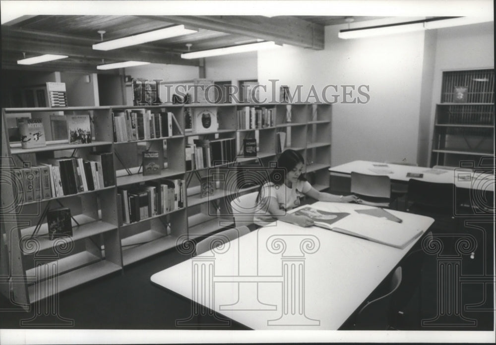1975 Press Photo Debbie Abraham in the Alex Sherwood Memorial Center Library - Historic Images