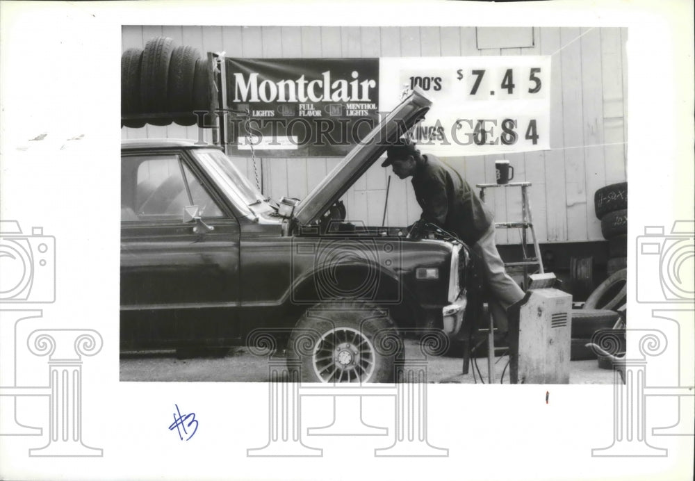 1990 Mechanic John Redmond works on a truck at Post Falls Exxon-Historic Images