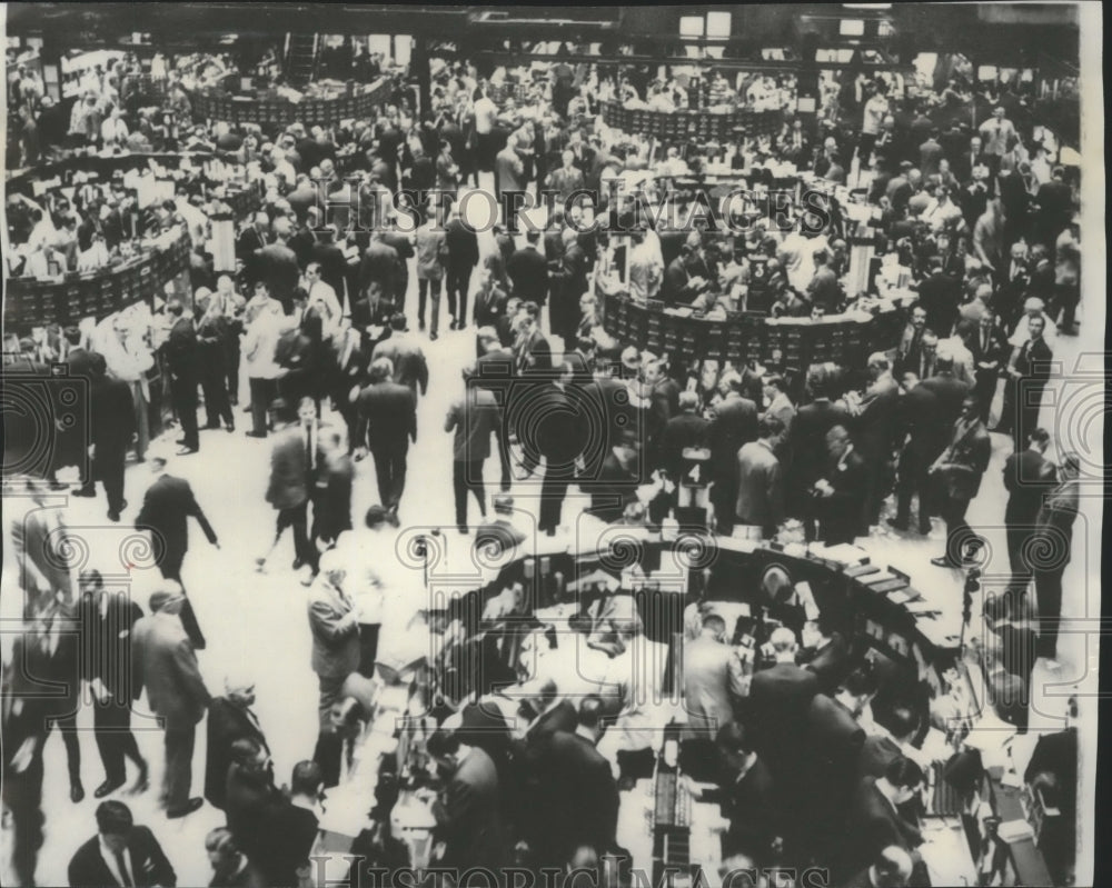 1965 Press Photo Traders Crowd the floor of the New York Stock Exchange - Historic Images