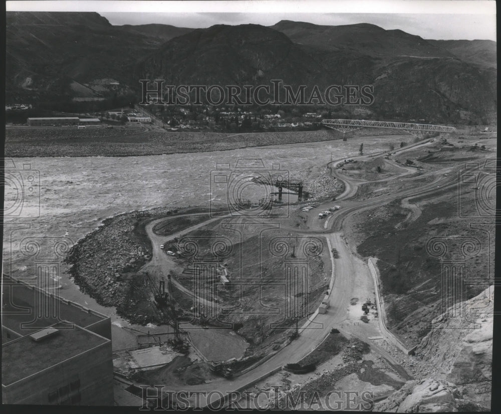 1969 Press Photo Construction of the Grand Coulee Dam across the river- Historic Images