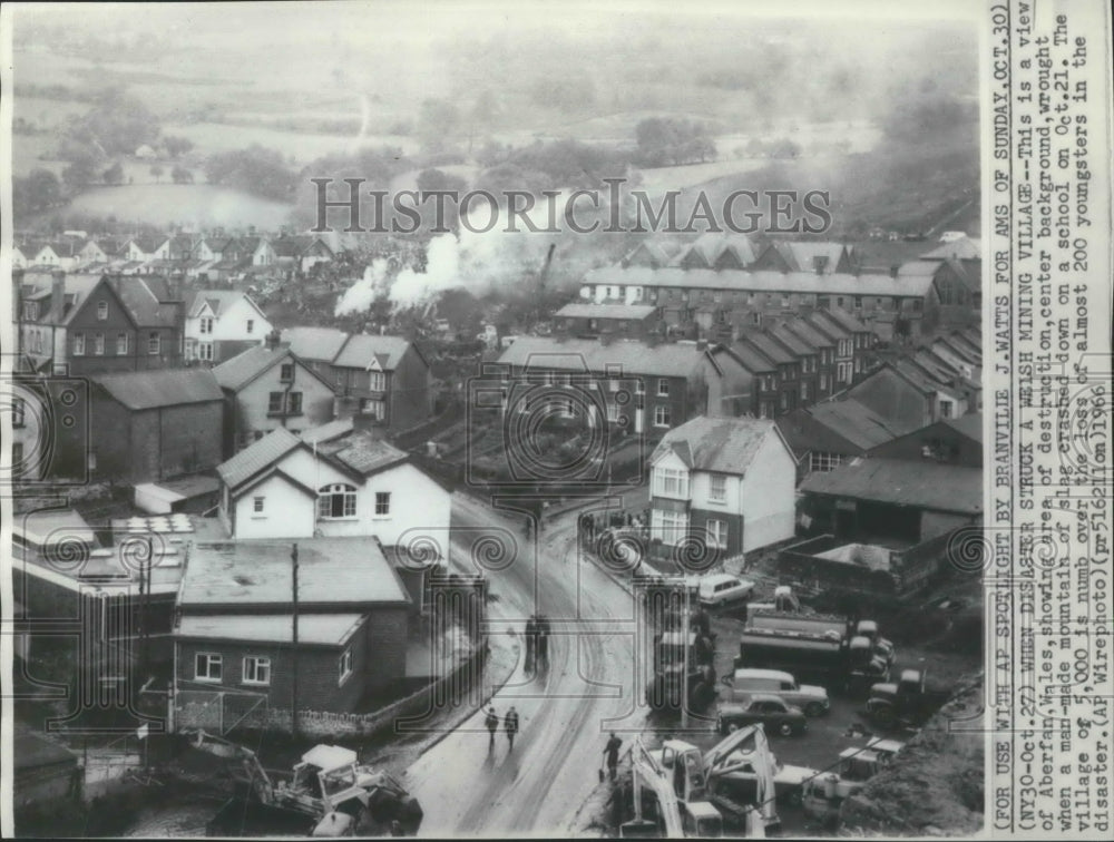 1966 Press Photo Mountain of slag crashed down on school, Aberfan, Wales - Historic Images
