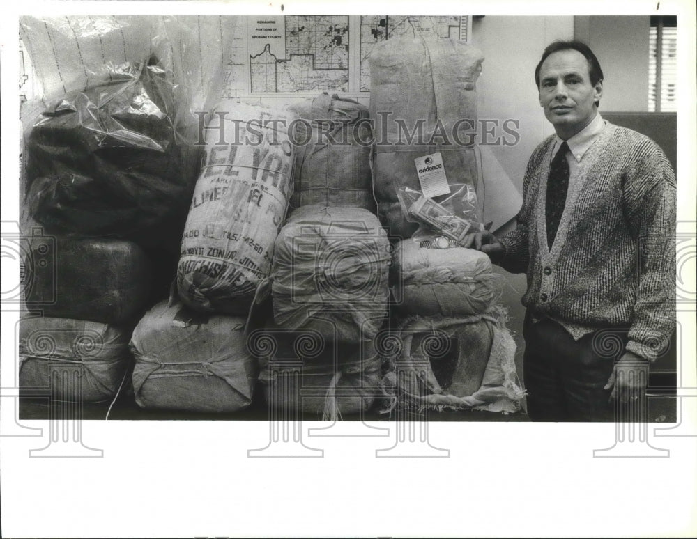 1990 Press Photo DEA agent Mark Lloyd with confiscated money &amp; marijuana - Historic Images
