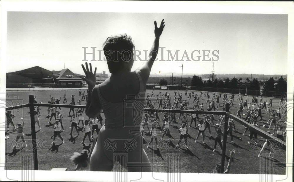 1987 Press Photo Joan Tracyeads leads aerobics class at Gonzaga University - Historic Images