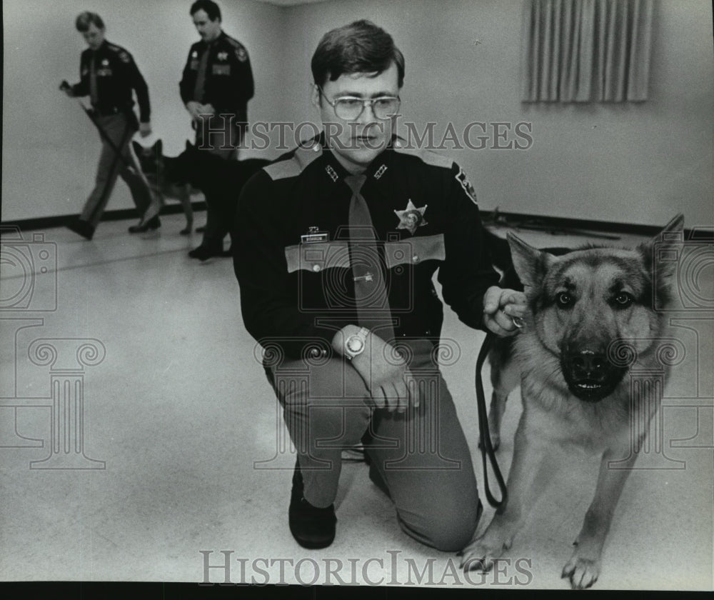 1982 Press Photo Sheriff Deputy Jim Morrow with K9 Nuplin - Historic Images
