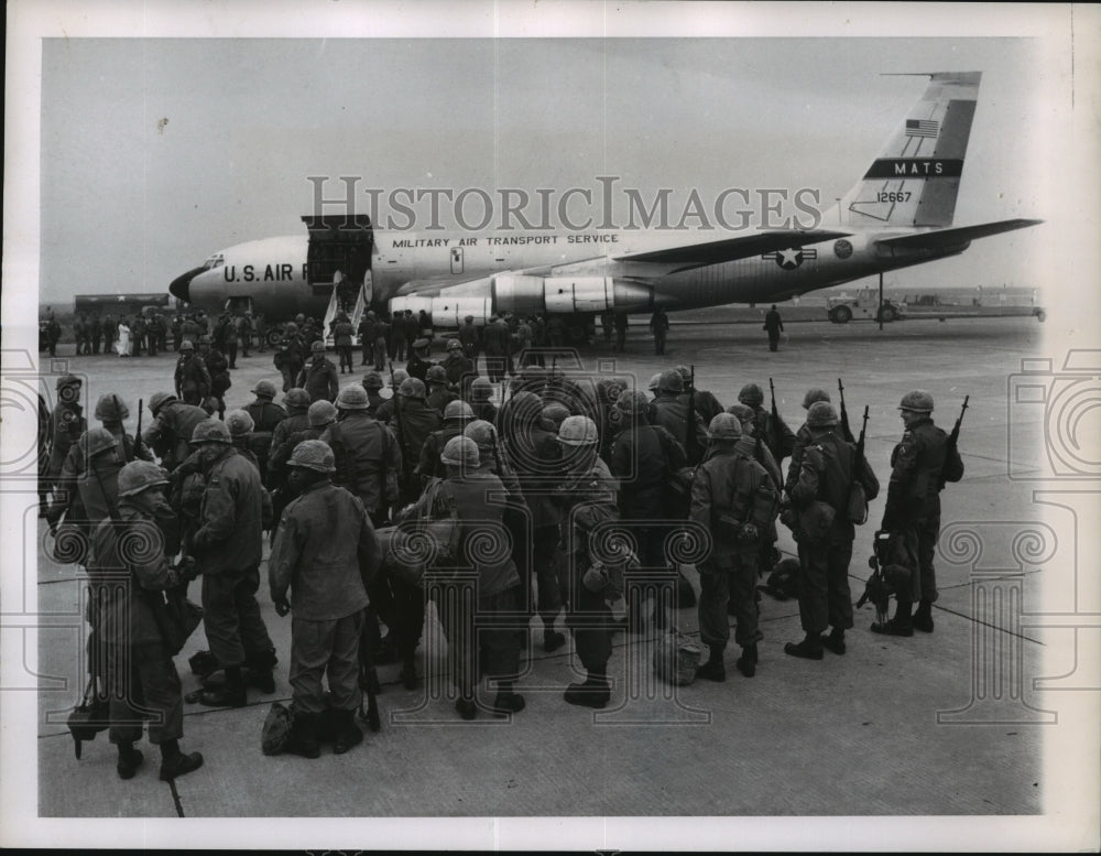 1963 Press Photo Soldiers of Second Armored are airlifted in Frankfurt. - Historic Images