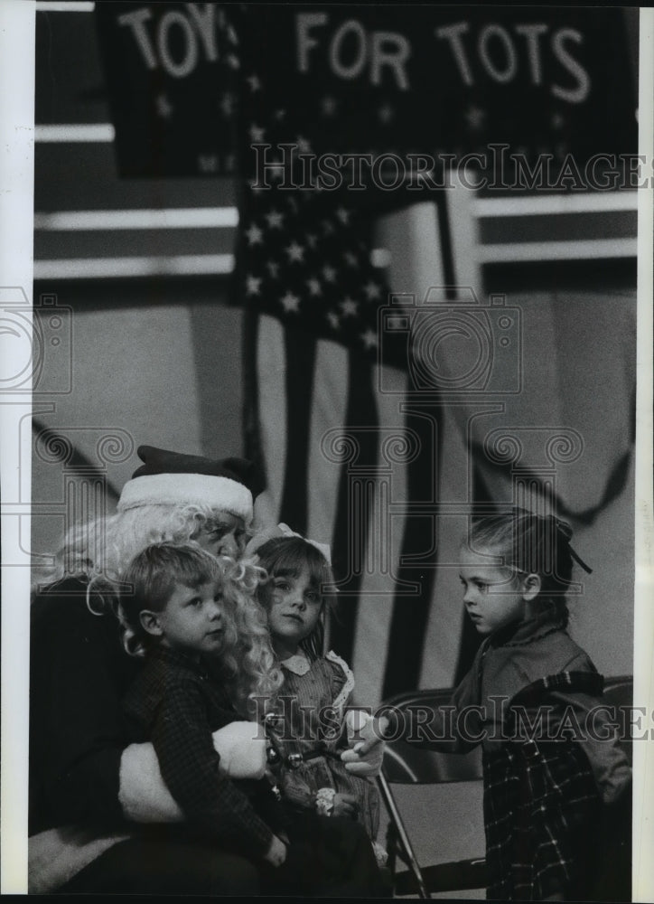 1990 Press Photo Santa entertains children at the Toys for Tots campaign kickoff - Historic Images