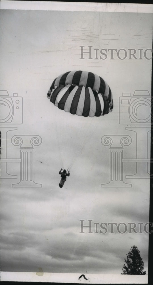 Press Photo Jumper with his parachute fully deployed - Historic Images