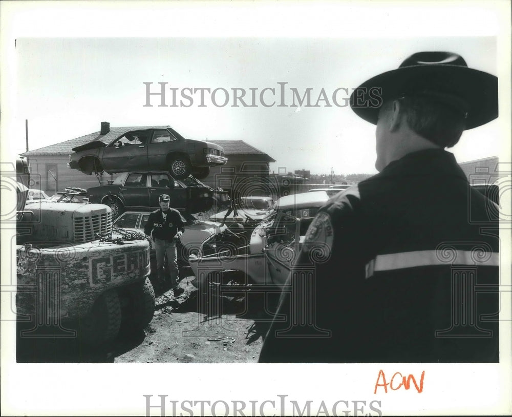 1994 WSP Sgt Chris Powell & David Fenn look over illegal towing-Historic Images